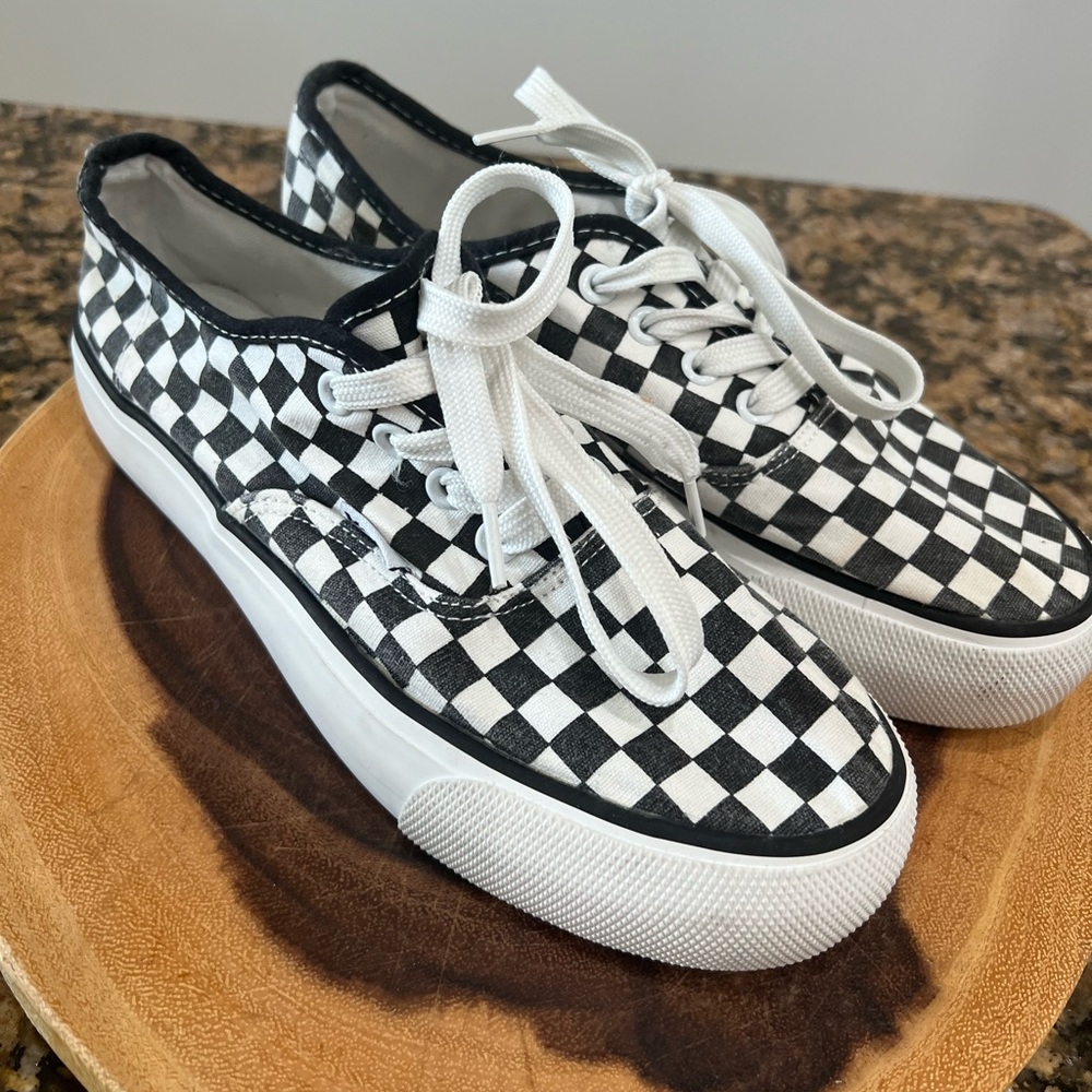 Mudd brand black and white checker sneaker Woman’s 8.5